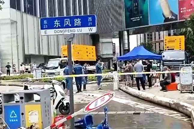 昆明俊峰绿色农业发展有限公司排涝突击队在排涝现场